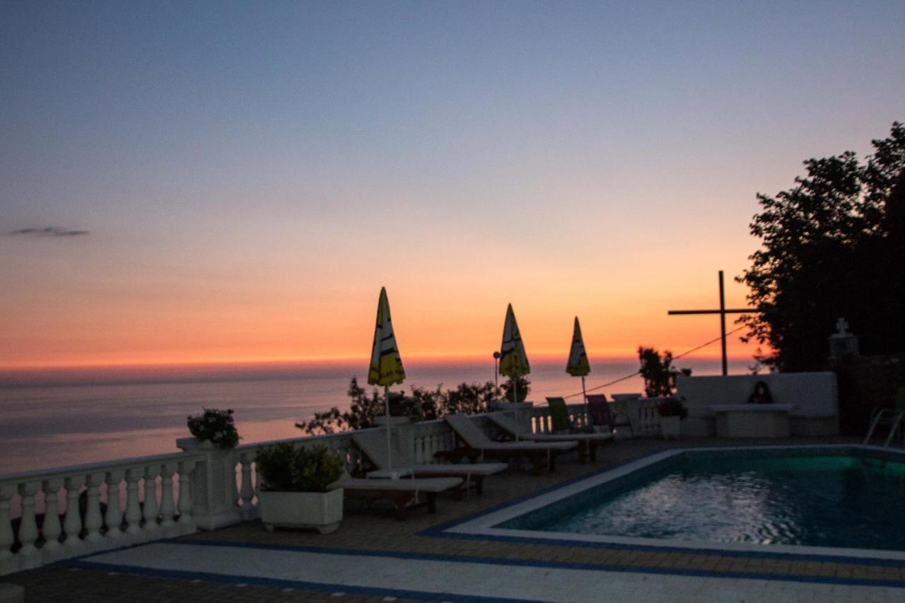 Paradise Lukova Hotel Exteriör bild